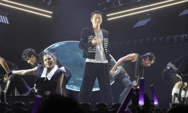杜德伟香港演唱会众亲友捧场，9岁儿子也在一脸兴奋，长相随母亲