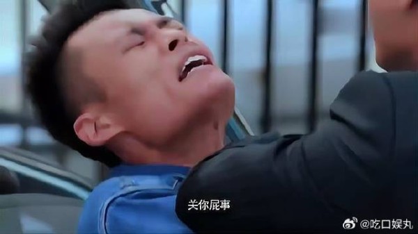 人贩子看孩子落单，居然直接将孩子抱走，下一秒就惨了