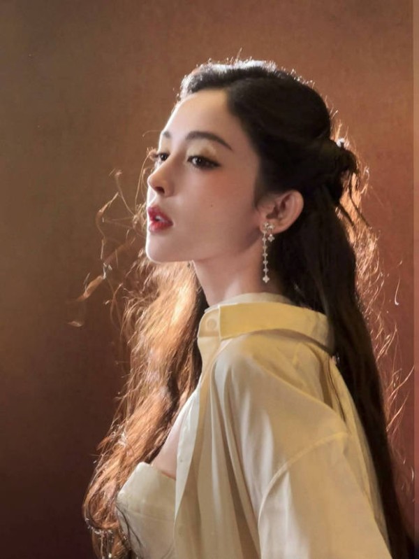 娜扎在光影中格外美丽。