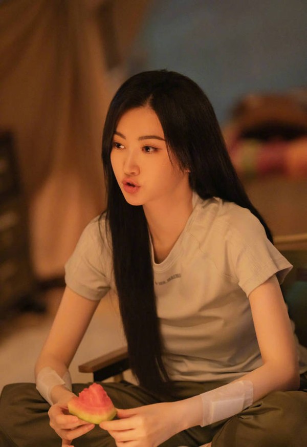 景甜一头长发乌黑靓丽，保养有方。
