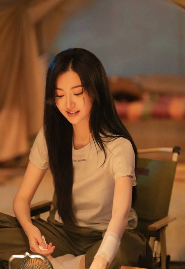 景甜气质温柔，美貌养眼。