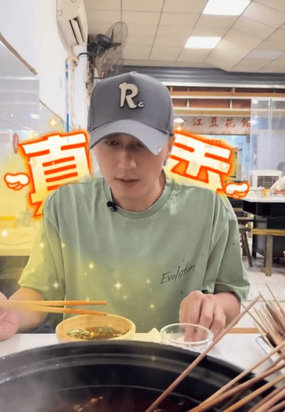 谢霆锋进行“光签”行动，吃得很开心。