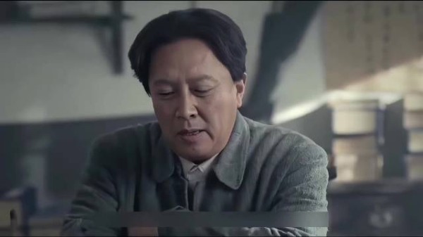 在解放战争的关键阶段，粟裕大胆提出部队暂不过江的战略构想