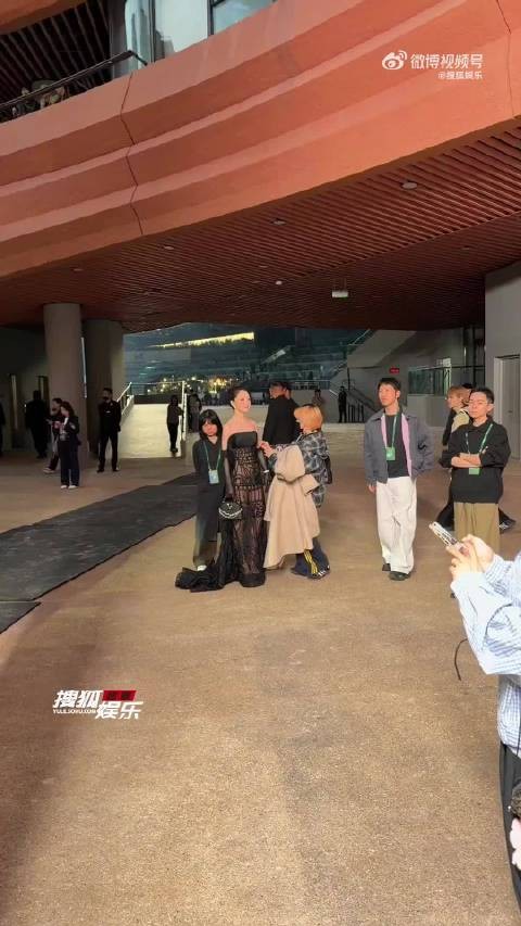 谁要害周冬雨啊，妆土黄土黄的，裙子穿着好像没下半身没穿衣服