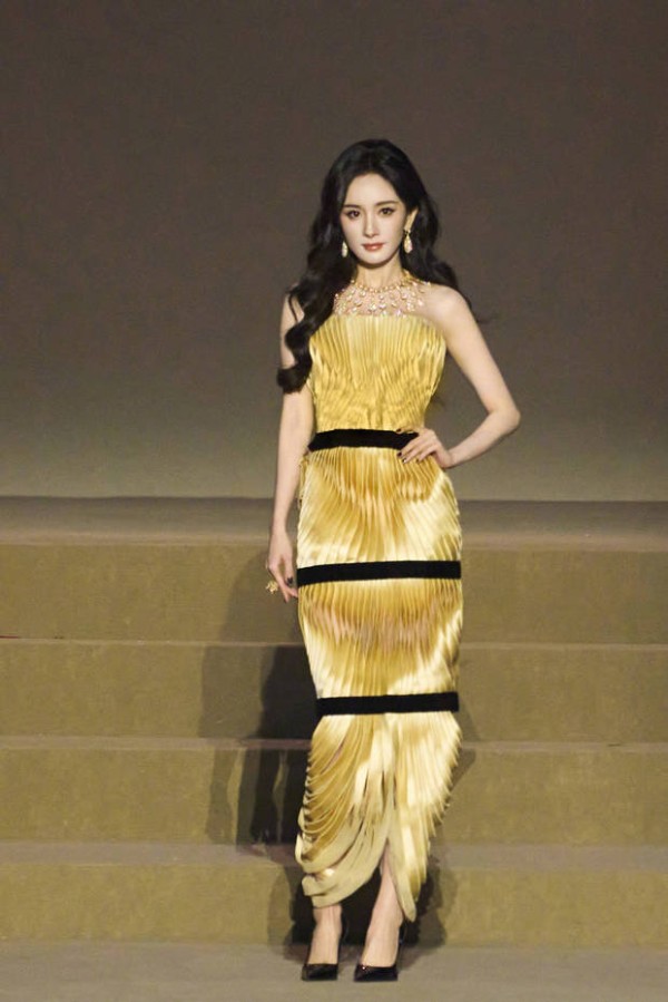 杨幂穿鎏金抹胸裙耀眼夺目 如金色曼陀罗魅力四射