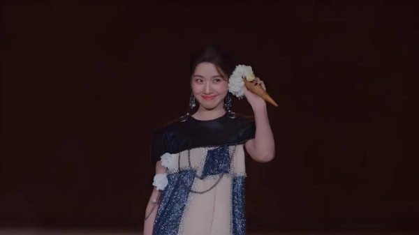 只看上半身,卢昱晓是仙女级别的,再看下半身,还是算了!