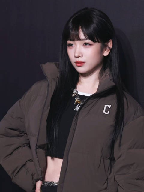 这居然是代露娃!还以为哪个女团门面来了