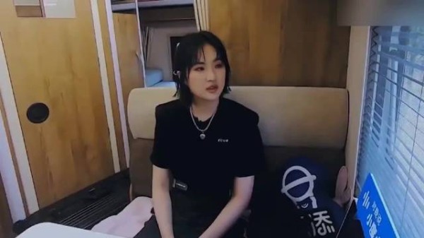 姚安娜被问:任正非每月给多少花销?姚安娜的回答,贫穷限制想像