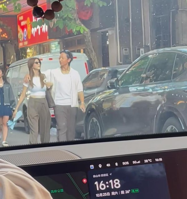 吴千语施伯雄逛街被偶遇,勾肩同行幸福甜蜜,有说有笑松弛感拉满