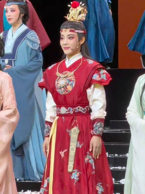 陈丽君携《我的大观园》亮相文华奖!中式美学惊艳全场热搜破2亿