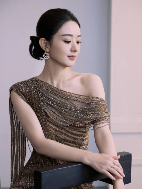 赵丽颖侧脸优越,五官线条流畅。