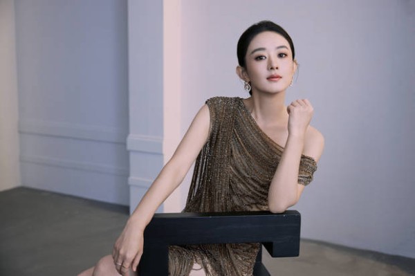 赵丽颖穿斜肩礼服,尽显闪耀之美。