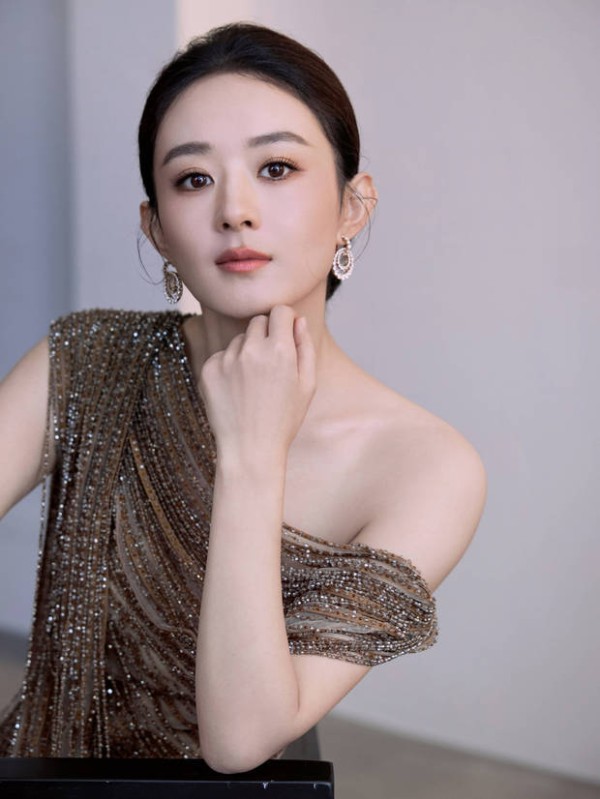 赵丽颖单手托腮。