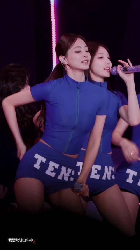 韩国女团Twice 周子瑜 超短裤造型演出,妥妥的高颜值大长腿