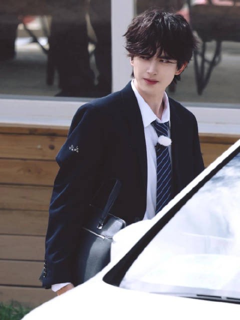 敖瑞鹏奔跑吧路透曝光,西装精英与卷毛小狗造型反差大