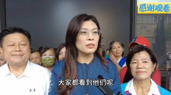 郑丽文正面回复人事老化问题,面对绿记者提问,傅崐萁在旁边提醒