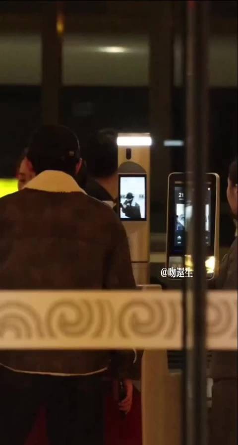 碗盆穿黑色高领 也很分明