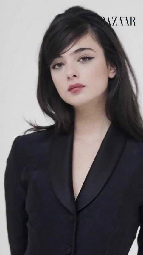 戴娃Deva Cassel登Harper's Bazaar西班牙版封面,复古发型配Dior