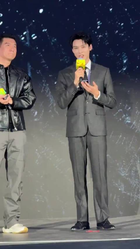 龚俊拍戏后鞠躬致歉sorry,工作人员暖心回应