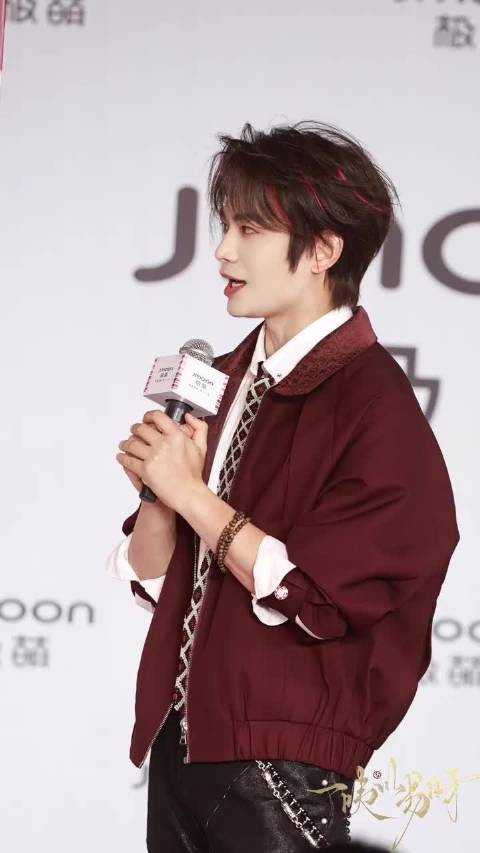 丁禹兮红发挑染跳孤身摇,皮肤状态引关注