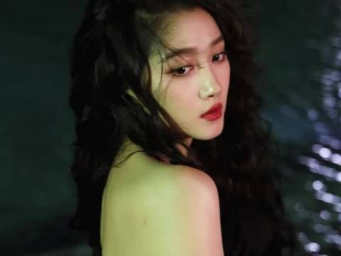 关晓彤ELLE红毯造型惊艳亮相