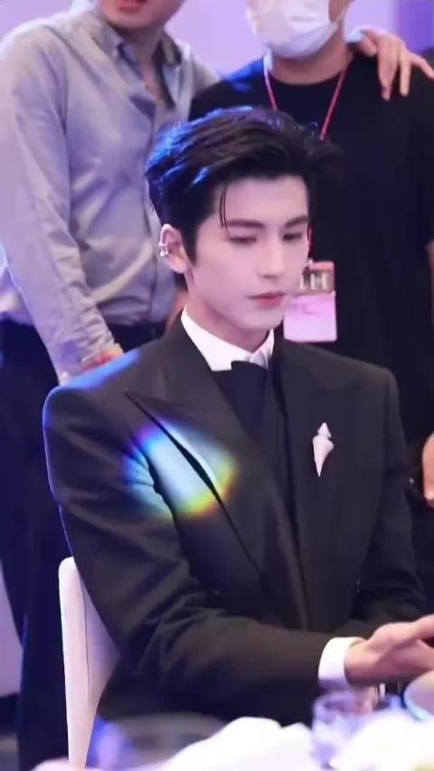 超自律的张凌赫呀，易胖体质还能保持这么好的状态，今天的红毯也超级帅