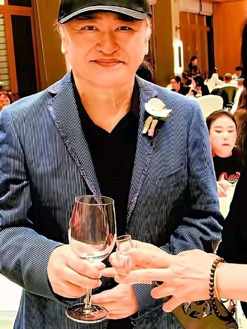 刘欢女儿红发刺青婚礼引争议，网友评价两极分化