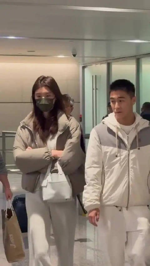 何猷君奚梦瑶现身机场