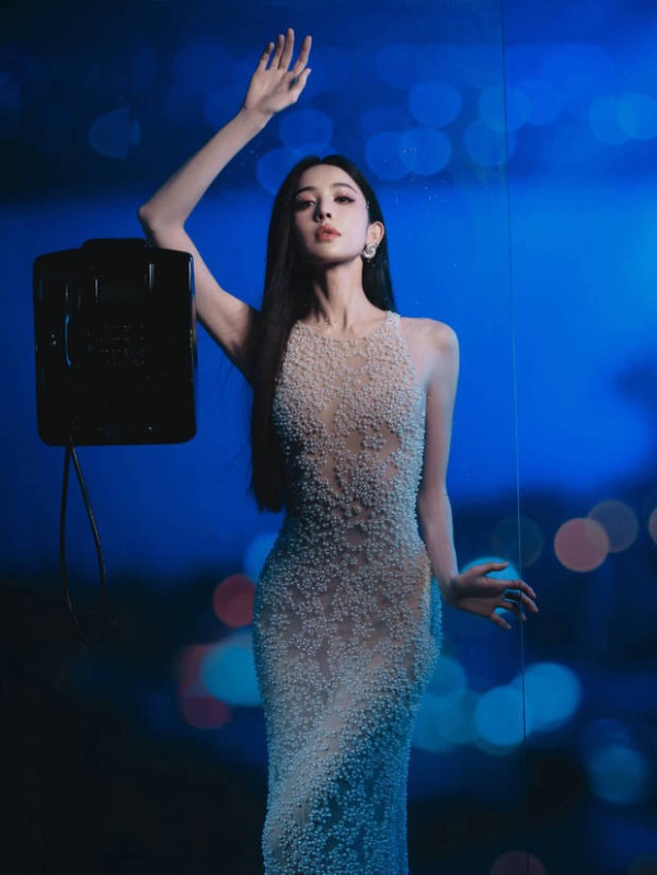 娜扎金色修身长裙造型，时尚华丽又耀眼