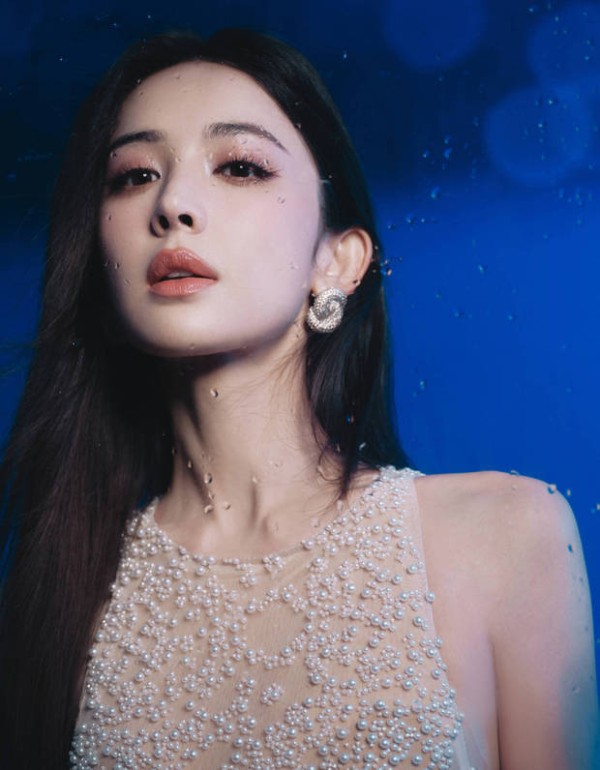 娜扎眉眼间故事感满满。