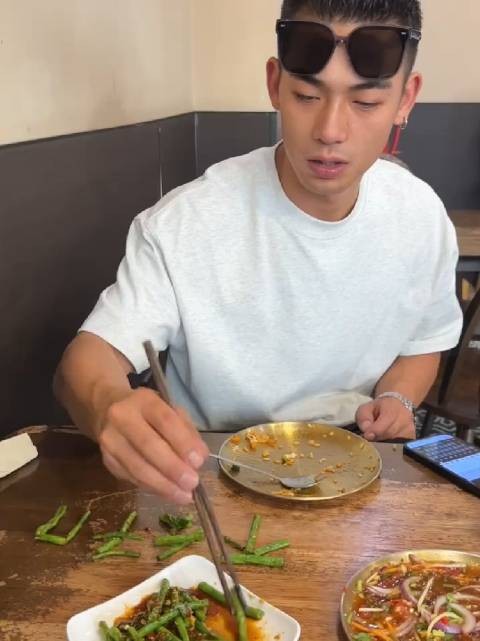 现在的女生知道发自己作品没流量，所以总爱拿自己男朋友打窝