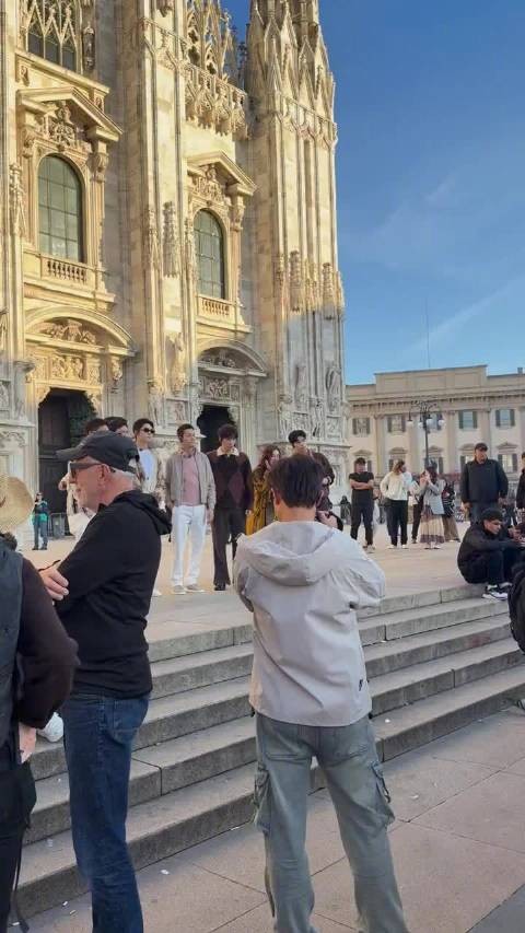 网友偶遇王安宇米兰合照变GIF,运动基因抢镜