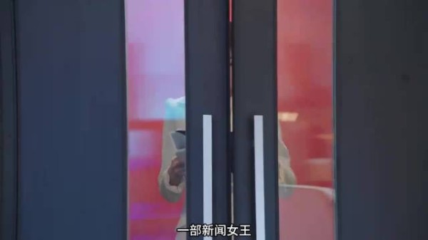 佘诗曼《新闻女王》演技获赞，助TVB扭亏为盈