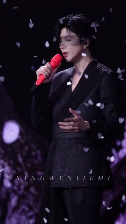 刘宇宁眼纱接花瓣演绎仙侠男主氛围感