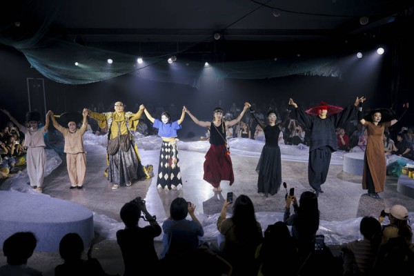 一场舞台剧从首演240座一路加至320,阿朵凭什么征服观众?