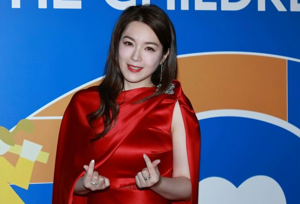 香港知名女星正式离婚,恢复单身即有追求者,宣布全面复出