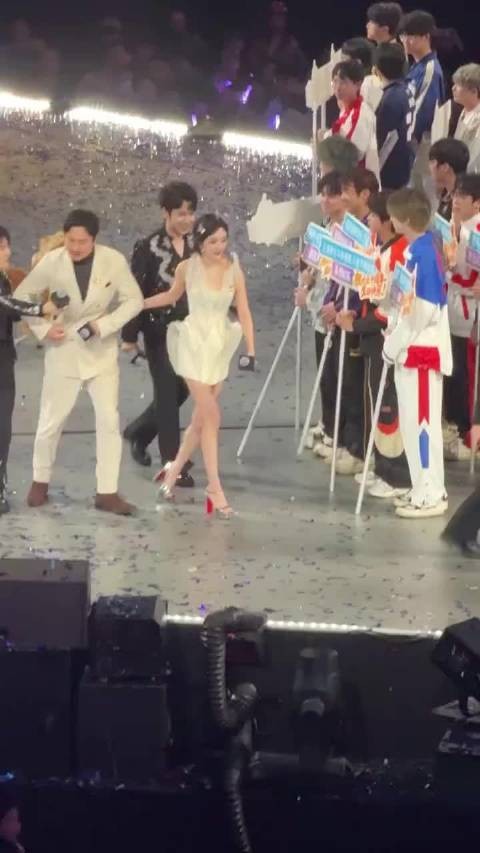 沈腾杨幂在一起全是节目效果 扶不扶已经成为两个人见面的固定流程了!