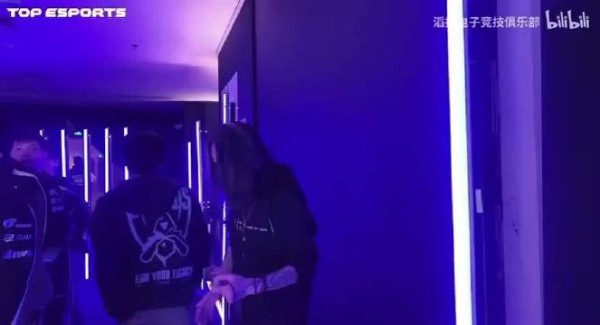 T1和TES的互动 Keria: 你好你好 Gumayusi: Kanavi:  Faker