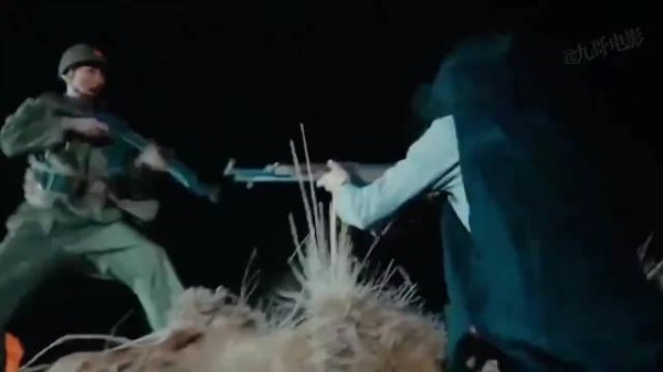 红肩章绿军装,半蹲马步斜挎枪,最强单兵王!