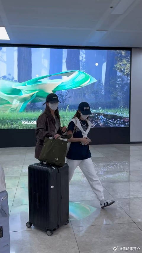 郑秀晶郑秀妍姐妹合体,妹妹看起来更像姐姐