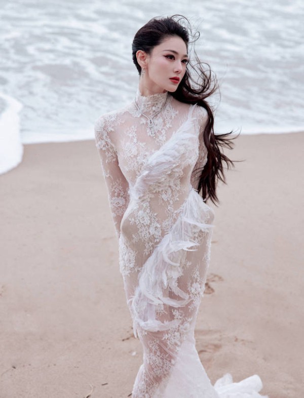 张馨予穿25斤礼服被誉红毯“定海神针” 妩媚气韵惊艳全场