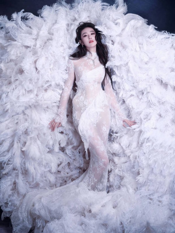 28日,张馨予晒出自己的美照,并发文称:“我的化妆师说,今天我是千年狐妖!”