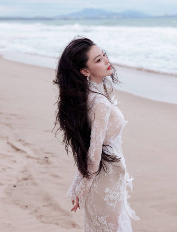 张馨予身姿曼妙,曲线迷人。