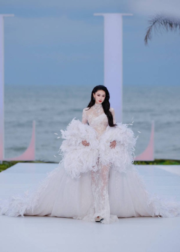 张馨予穿25斤礼服被赞“红毯定海神针”!