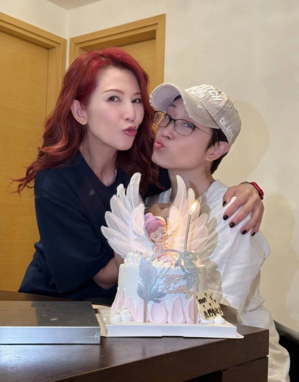 蔡少芬与陈法蓉隔空亲亲,关系超好。
