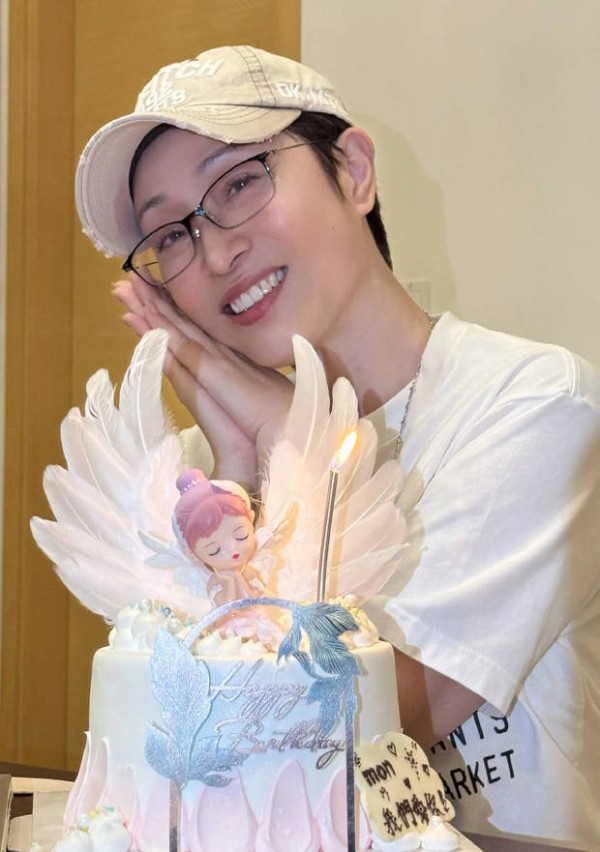 陈法蓉笑容灿烂,心情大好。