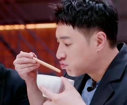 潘玮柏尝常州麻糕惊艳,赞食材清晰层次升级