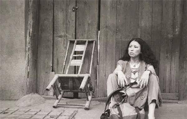 女作家三毛自杀前，流浪在成都街头，眼神很绝望，不久在病房自尽