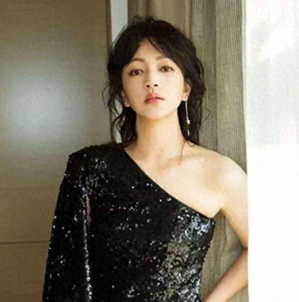 她曾被陈坤陆毅追求，最后却嫁给“丑丈夫”，如今掌管半个娱乐圈