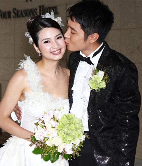 洪欣刚过完54岁生日，张丹峰就晒女儿圈钱，他的"野心"不止于此